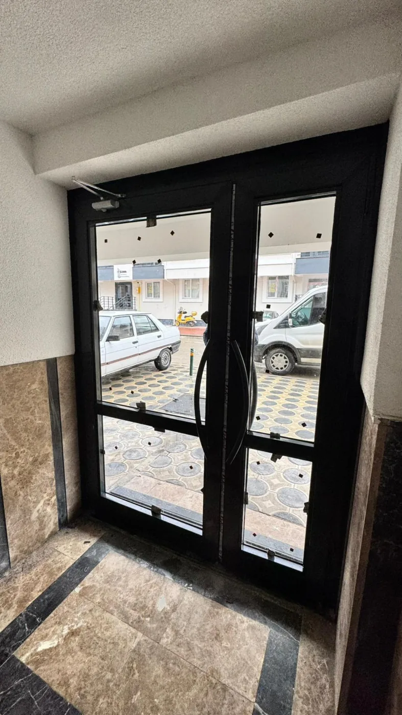 Kırşehir bina giriş kapısı cam ve alüminyum uygulaması