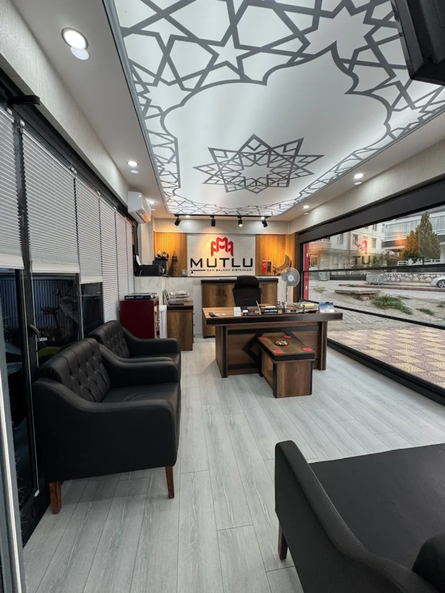 Mutlu Cam Balkon Kırşehir geniş showroom iç mekan görseli